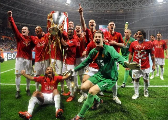 Hình ảnh minh họa bộ phận hỗ trợ khách hàng của 36win bắn cá, với nhân viên thân thiện sẵn sàng giúp đỡ, biểu tượng tin nhắn và điện thoại.